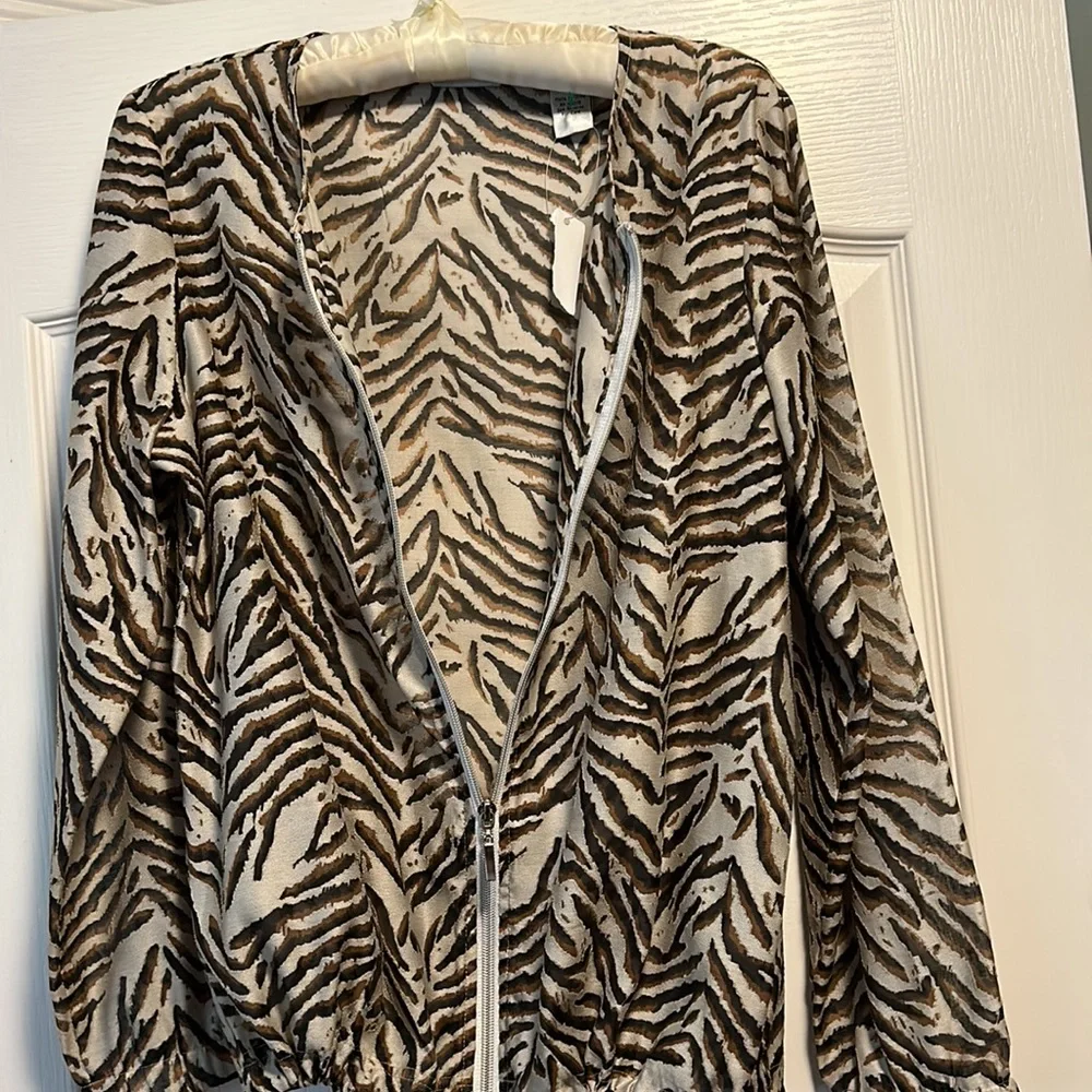 Women blouse brown zebra. Size M, brand new. - Picture 2 of 4